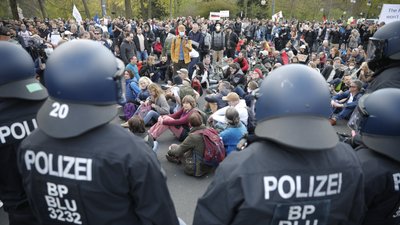 У Німеччині мітинг проти локдауну закінчився сутичками з поліцією, є затримані