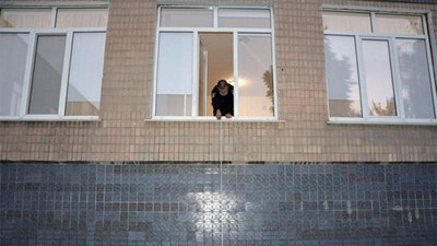 У Хмельницькому з вікна дитсадка випала дитина. Обставини з’ясовують правоохоронці