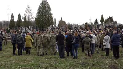 Прийшли попрощатися сотні людей. На Прикарпатті ховають загиблого на Донбасі бійця Прийшли попрощатися сотні людей. На Прикарпатті ховають загиблого на Донбасі бійця