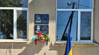 Віктор Топов, Едуард Пельтек, меморільні дошки, Василівський ліцей 
