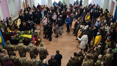 "Він завжди був за правду, за свободу" — у Сумах поховали військового Євгенія Маркарова "Він завжди був за правду, за свободу" — у Сумах поховали військового Євгенія Маркарова