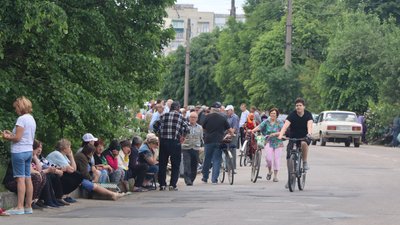 Охтирчанам на Сумщині волонтери безоплатно роздають хліб та молоко