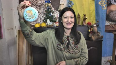 На Волині художник-переселенець розмальовує новорічні іграшки, щоб допомогти ЗСУ
