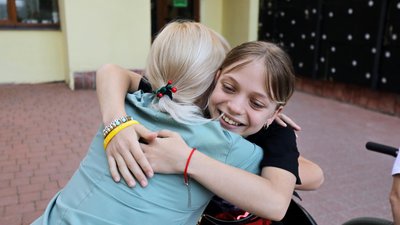Яна прощається із медперсоналом лікарні Яна прощається із медперсоналом лікарні