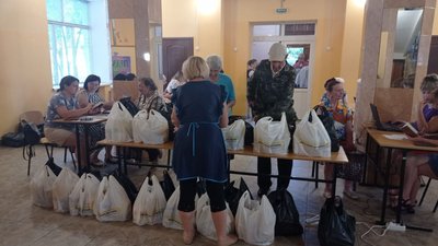У Сумах видають продуктові набори містянам віком від 75 років У Сумах видають продуктові набори містянам віком від 75 років