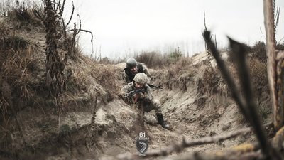 Українські військові в окопі, фронт, ЗСУ