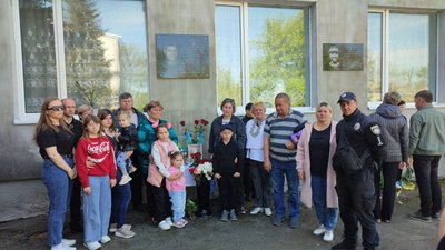 Вчитель та четверо учнів. На Дніпропетровщині відкрили меморіальні дошки бійцям Вчитель та четверо учнів. На Дніпропетровщині відкрили меморіальні дошки бійцям
