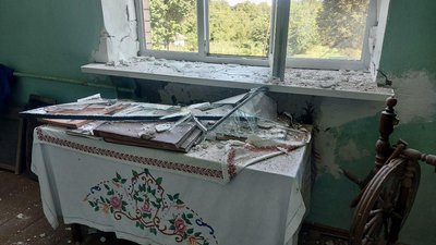 Старовині фотоальбоми вкриті уламками скла, каже Олена, 21 серпня 2023. Старовині фотоальбоми вкриті уламками скла, каже Олена, 21 серпня 2023.