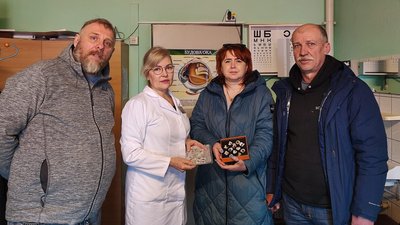 В Івано-Франківську художник Нікіта Тітов з волонтерами передали 35 очних протезів для воїнів