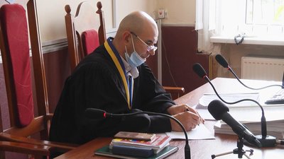 Суддя Олег Антонюк клопотання сторони захисту щодо проведення військової експертизи відхилив. Але пообіцяв до цього питання повернутися згодом. Фото: Суспільне. Поділля. Суддя Олег Антонюк клопотання сторони захисту щодо проведення військової експертизи відхилив. Але пообіцяв до цього питання повернутися згодом. Фото: Суспільне. Поділля.