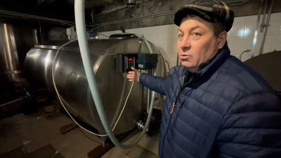 Директор підприємства "Понори" у Прилуцькому районі на Чернігівщині Володимир Сиса показує надої корів на підприємстві Директор підприємства "Понори" у Прилуцькому районі на Чернігівщині Володимир Сиса показує надої корів на підприємстві