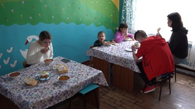 Спали в погребі та їли консервацію: дитячий будинок з Харкова знайшов прихисток на Черкащині Спали в погребі та їли консервацію: дитячий будинок з Харкова знайшов прихисток на Черкащині