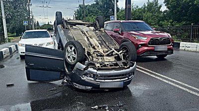 На вулиці Троїцька у Сумах перекинулась автівка: жінку з дитиною госпіталізували