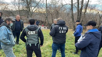 На Сумщині викрили угруповання, що під виглядом СБУ вимагало гроші з чиновників та підприємців На Сумщині викрили угруповання, що під виглядом СБУ вимагало гроші з чиновників та підприємців