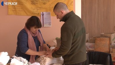 Черкаські волонтери шиють маски для захисників