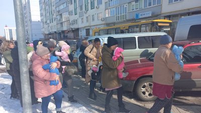 Дітей із Харківщини, яких тимчасово поселили на Полтавщині, відвозять на захід країни Дітей із Харківщини, яких тимчасово поселили на Полтавщині, відвозять на захід країни