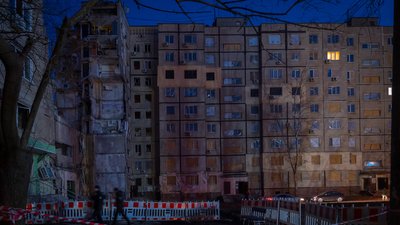 "Майже з кожного поверху люди кликали на допомогу": надзвичайник про ракетний удар по багатоповерхівці Дніпра "Майже з кожного поверху люди кликали на допомогу": надзвичайник про ракетний удар по багатоповерхівці Дніпра