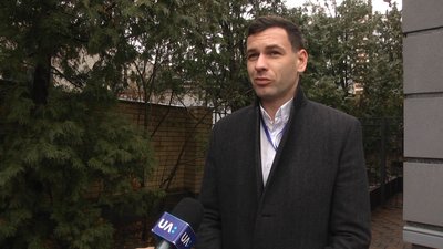 У Житомирі утворилося сміттєзвалище – люди зносять сміття на майданчик У Житомирі утворилося сміттєзвалище – люди зносять сміття на майданчик