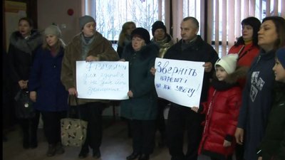 У Луцьку батьки 13-ї школи не пустили дітей на навчання У Луцьку батьки 13-ї школи не пустили дітей на навчання