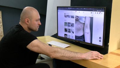 Тризуб, надпис та вказівник: рівняни б'ють патріотичні тату для підняття бойового духу Тризуб, надпис та вказівник: рівняни б'ють патріотичні тату для підняття бойового духу