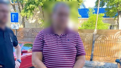 На Одещині затримали ексголову району. Його підозрюють у незаконній передачі ділянок на узбережжі Чорного моря На Одещині затримали ексголову району. Його підозрюють у незаконній передачі ділянок на узбережжі Чорного моря