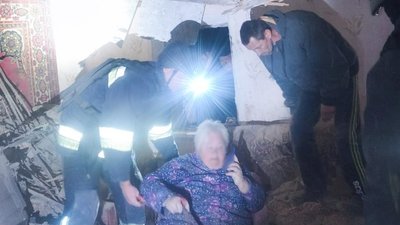 У селі Добренька Берестинського району з-під завалів будинку врятували 75-річну жінку