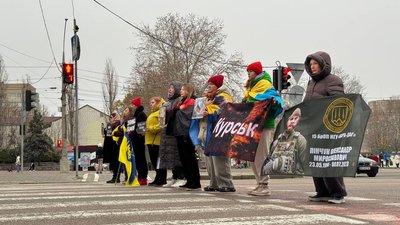 Люди під час хвилини мовчання у Миколаєві, 30 листопада 2025 року