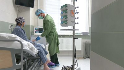 З черкаської лікарні виписали медсестру, яку рятували медики з трьох областей