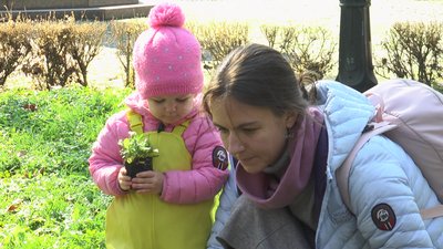 У Франківську дошкільнята облаштовують клумбу у парку Шевченка У Франківську дошкільнята облаштовують клумбу у парку Шевченка