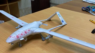 На Тернопільщині діти зробили макет безпілотника "Байрактар" На Тернопільщині діти зробили макет безпілотника "Байрактар"