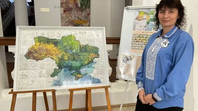 Подорожує країною: у Черкаському художньому музеї представили "Вишиту мапу України"
