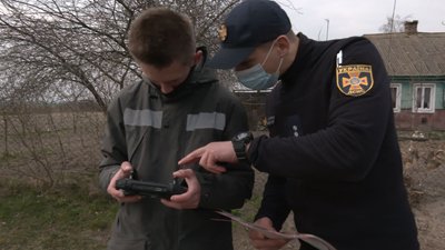 Волонтер з квадрокоптером допомагає рятувальникам шукати паліїв трави на Волині Волонтер з квадрокоптером допомагає рятувальникам шукати паліїв трави на Волині