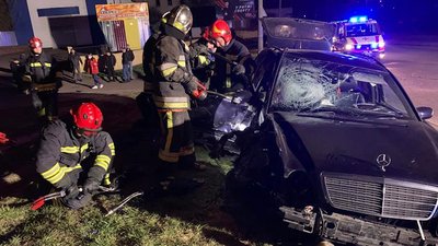 ДТП у Рівному: пасажира легковика діставали рятувальники