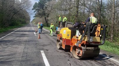 "Ямковий" ремонт на Волині: ліквідовують вибоїни на трасі державного значення "Ямковий" ремонт на Волині: ліквідовують вибоїни на трасі державного значення
