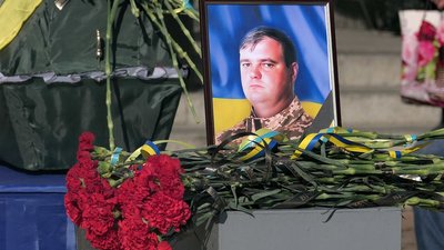 "Загинули разом, захищаючи всіх нас". У Шостці провели в останню путь Руслана Тарасенка та Андрія Реву "Загинули разом, захищаючи всіх нас". У Шостці провели в останню путь Руслана Тарасенка та Андрія Реву