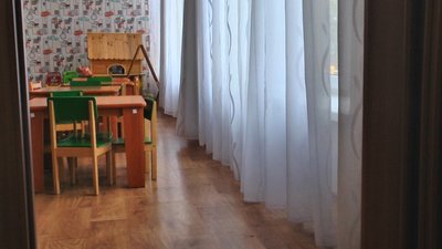 У Хмельницькому вихователька, у групі якої дитина випала з вікна, продовжує працювати у дитсадку