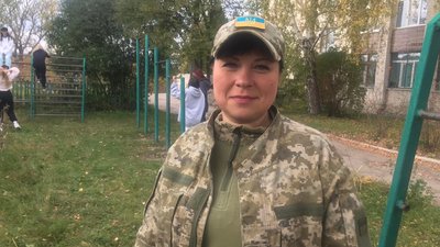 На Тернопільщині вчителька з Краматорська викладає військову підготовку На Тернопільщині вчителька з Краматорська викладає військову підготовку