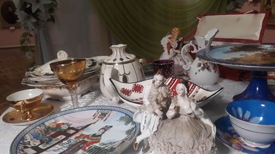 Канадійка подарувала кропивницькому музею мистецтв порцеляну 19-20 століття Канадійка подарувала кропивницькому музею мистецтв порцеляну 19-20 століття