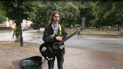 У Кропивницькому 19-річний музикант влаштовує вуличні концерти на підтримку ЗСУ