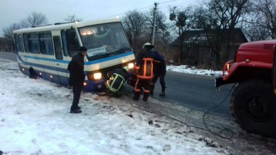На Волині автобус з 20 пасажирами з'їхав з дороги — допомогали рятувальники