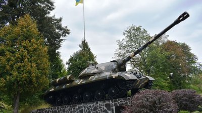 Танк "Безпощадний" у Новограді-Волинському пофарбували в український "піксель" Танк "Безпощадний" у Новограді-Волинському пофарбували в український "піксель"