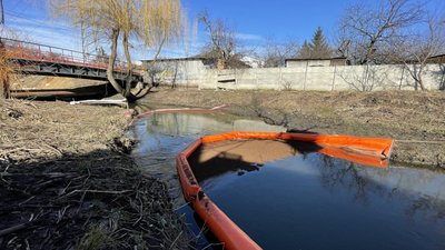 Ділянка на річці Немишля, на якій працюють над очищення водойми від нафтопродуктів, Харківська область, лютий 2024 року. Ділянка на річці Немишля, на якій працюють над очищення водойми від нафтопродуктів, Харківська область, лютий 2024 року.