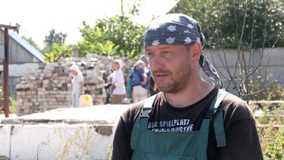 У Чернігові безробітні допомагають розбирати зруйновані від обстрілів будинки: як це відбувається У Чернігові безробітні допомагають розбирати зруйновані від обстрілів будинки: як це відбувається