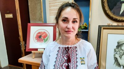 Від вишивальниці до захисниці України. Миколаївська майстриня відкрила виставку