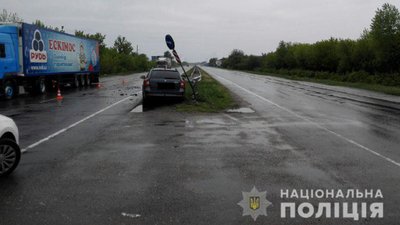 Біля Рівного легковик напоровся на відбійник, водій – у важкому стані Біля Рівного легковик напоровся на відбійник, водій – у важкому стані