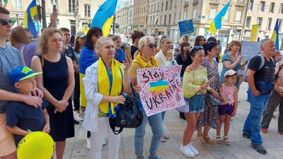 У Франції відбувся мітинг на підтримку захисників Маріуполя. До заходу долучилися переселенці з Миколаєва