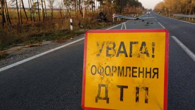 "Врізався у відбійник". На Сумщині у аварії загинули 4 людини "Врізався у відбійник". На Сумщині у аварії загинули 4 людини