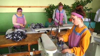 У Житомирі учні Центру сфери обслуговування пошили 15 тисяч масок для працівників шкіл У Житомирі учні Центру сфери обслуговування пошили 15 тисяч масок для працівників шкіл