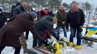 На Тернопільщині вшанували військового, який загинув у зоні бойових дій На Тернопільщині вшанували військового, який загинув у зоні бойових дій