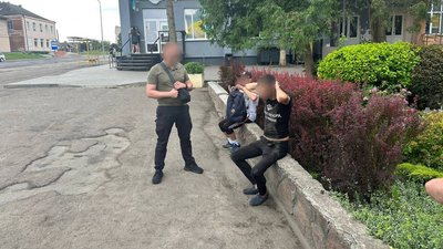 Допомагали ухилянтам стати "багатодітними батьками": затримали двох волинян Допомагали ухилянтам стати "багатодітними батьками": затримали двох волинян
